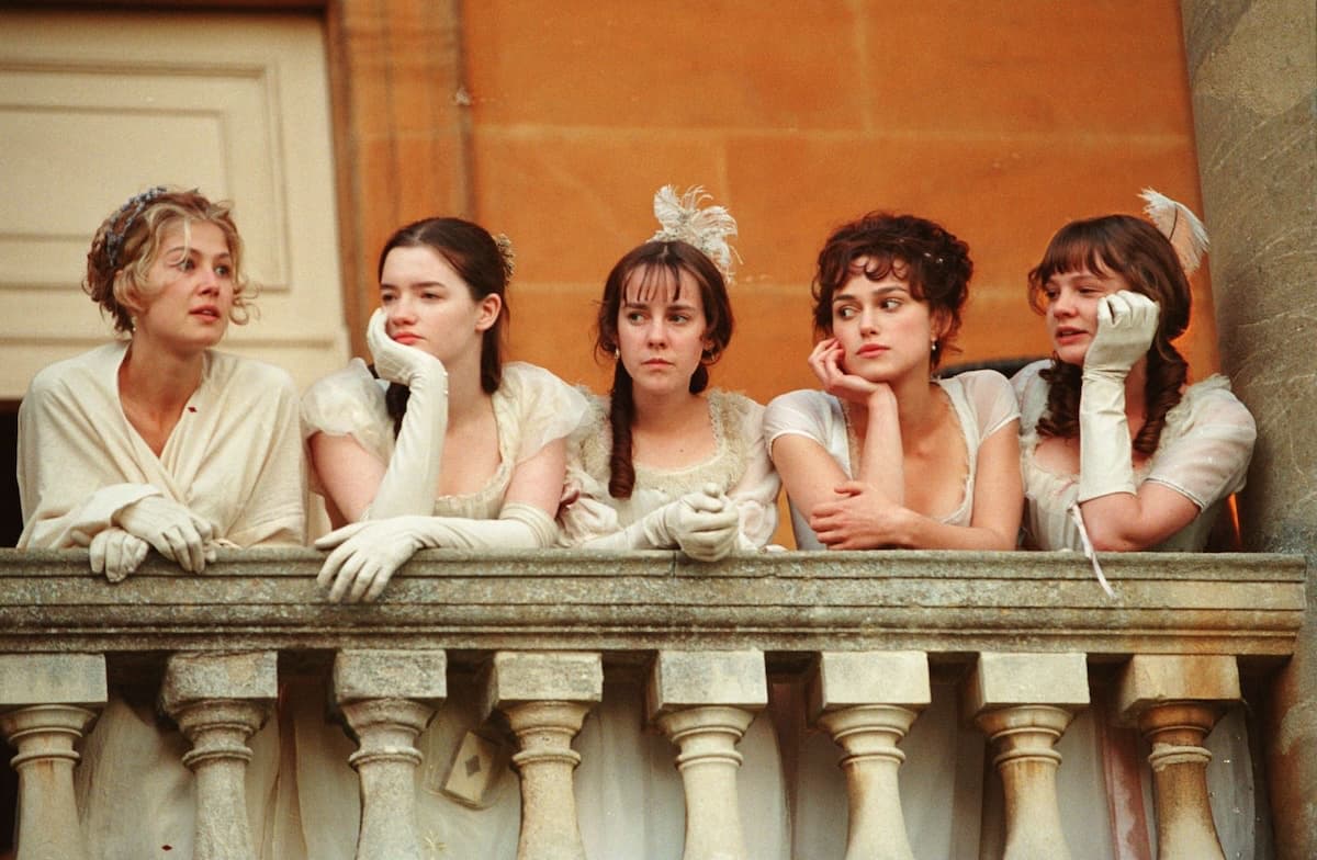 Pride and Prejudice (2005) – The Bennet sisters watching red-coated militia soldiers marching in a Stamford, Lincolnshire courtyard